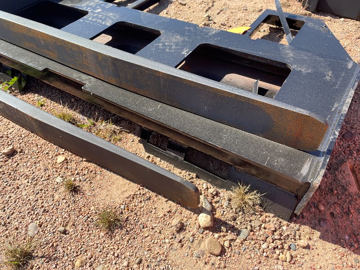 #4135-•-universal-pallet-fork-attachment-image-3