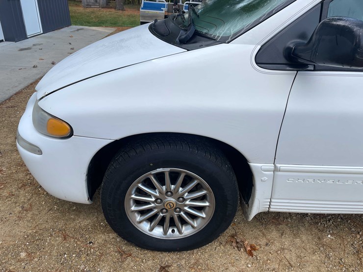 1999-chrysler-town-&-country-image-17