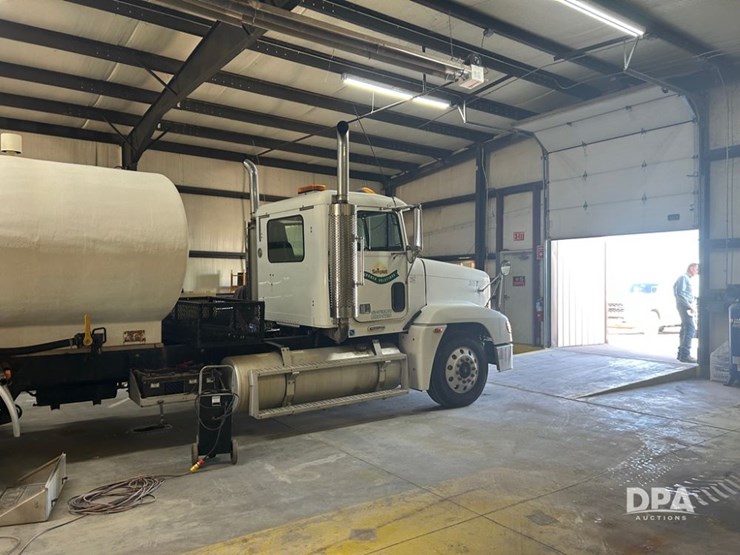 1999-freightliner-fld120-image-9