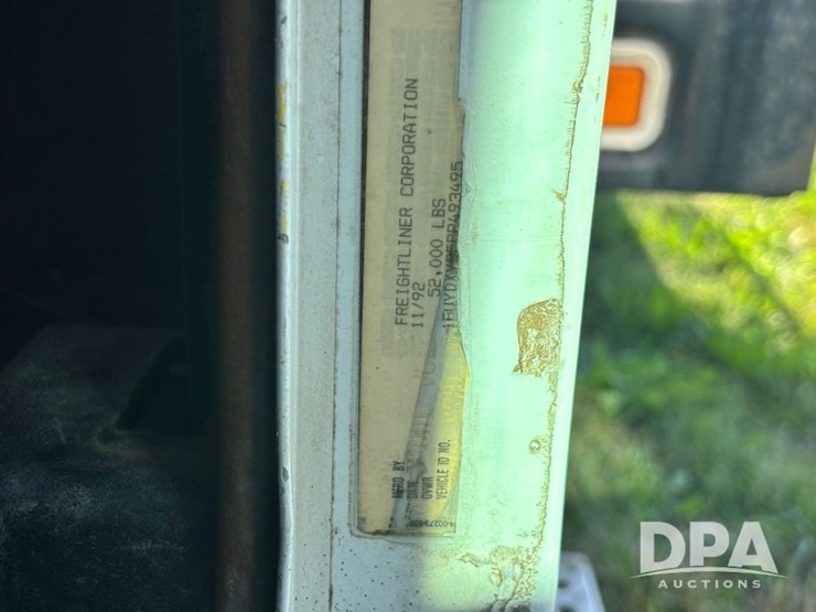 1993-freightliner-fld120-image-100