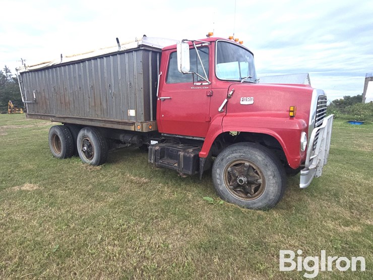 1976-ford-700-image-3