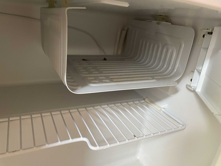 #6620-•-mini-fridge-image-12