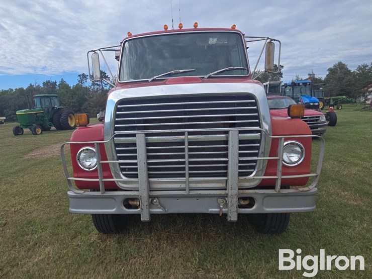 1976-ford-700-image-2