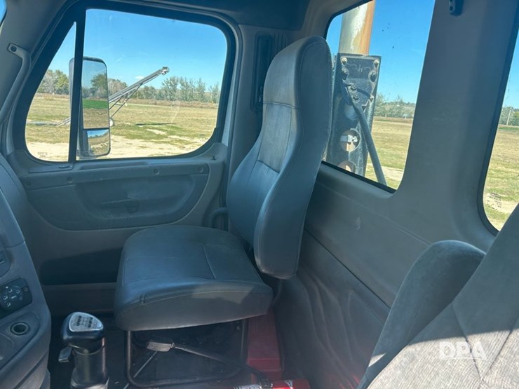 2012-freightliner-cascadia-truck-(cp1182-unit-517)-image-38