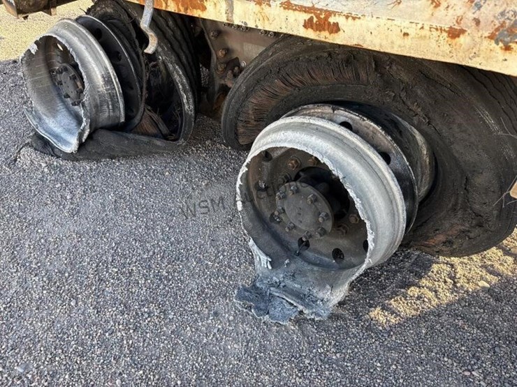 2020-peterbilt-520-image-11