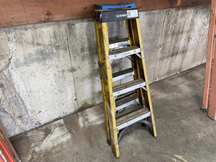 (2)-4'-fiberglass-step-ladders-image-2
