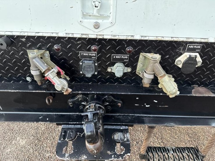 2012-freightliner-m2-106-image-18