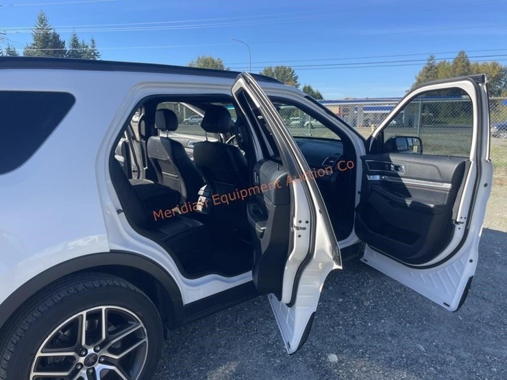 2016-ford-explorer-image-19