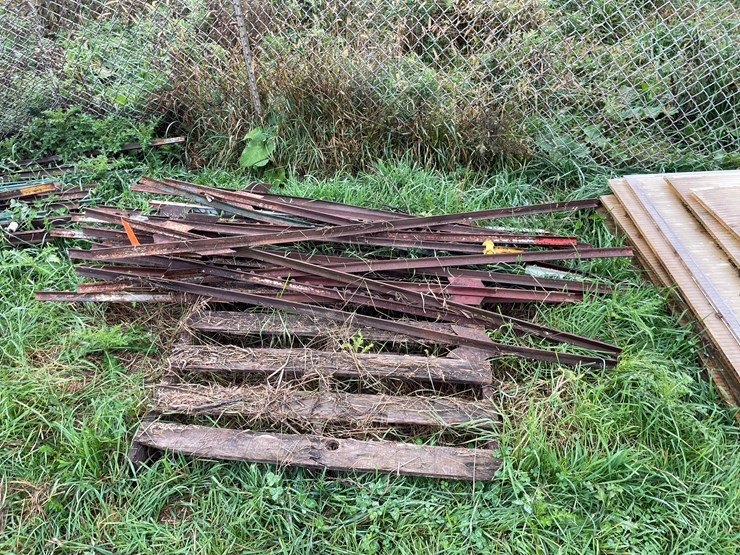 #9609-•-(2)-pallets-steel-t-posts-image-2