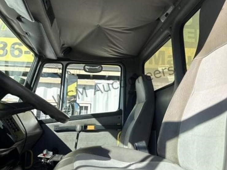 2004-freightliner-fl70-image-27