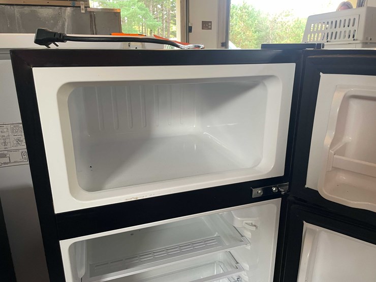 #6621-•-mini-fridge-image-7