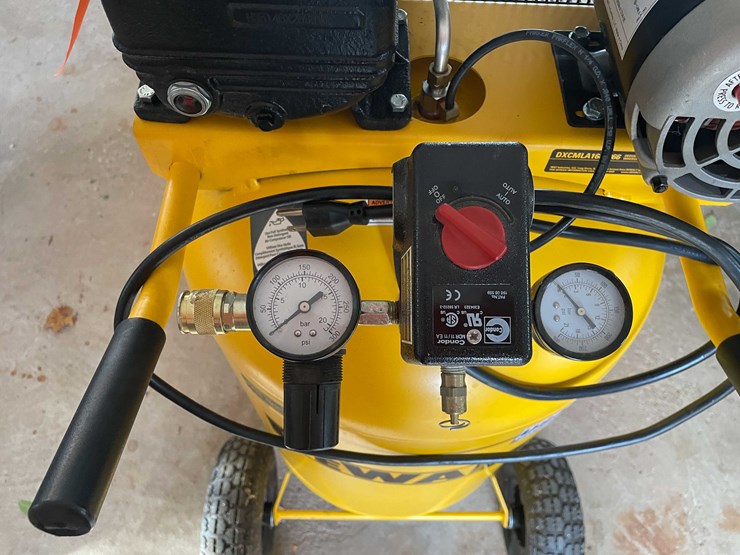 #6606-•-dewalt-air-compressor-image-13