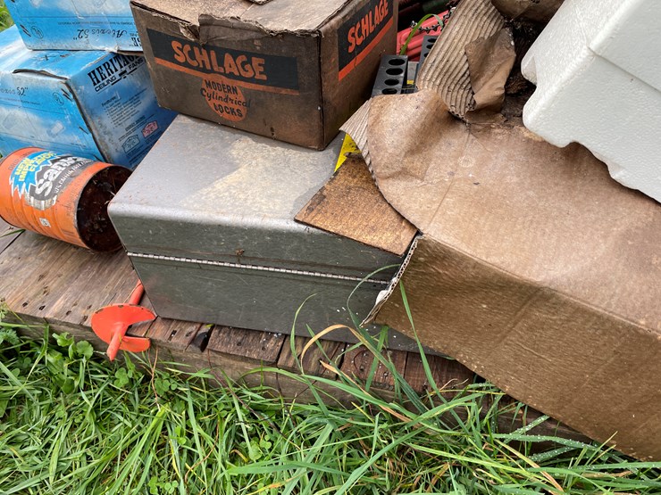 #8125-•-pallet-of-misc-image-20