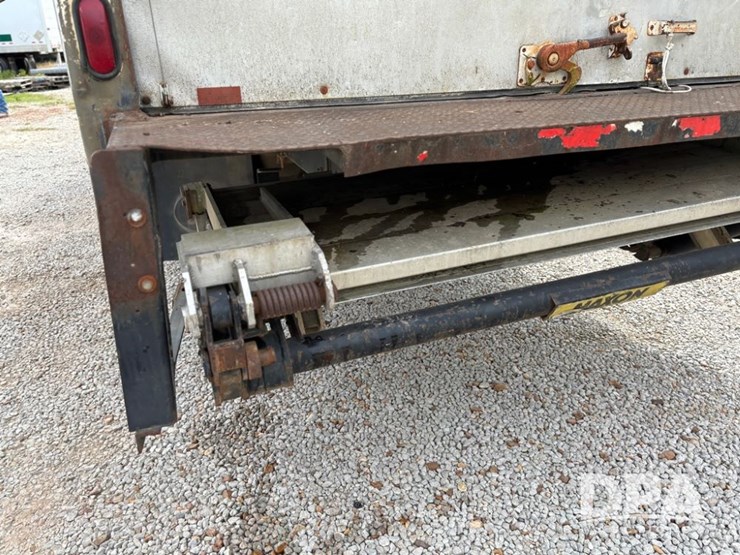 2000-freightliner-fl70-image-31