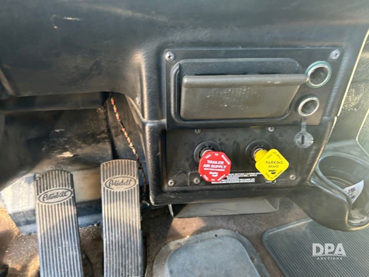 2004-peterbilt-379-image-47