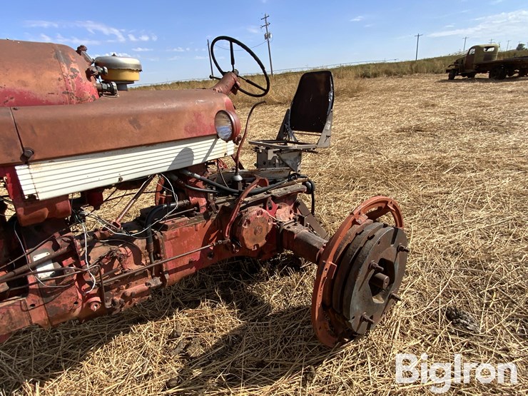 1959-farmall-560-2wd-tractor-image-9