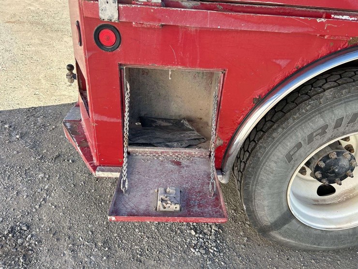 2019-freightliner-day-cab-image-24