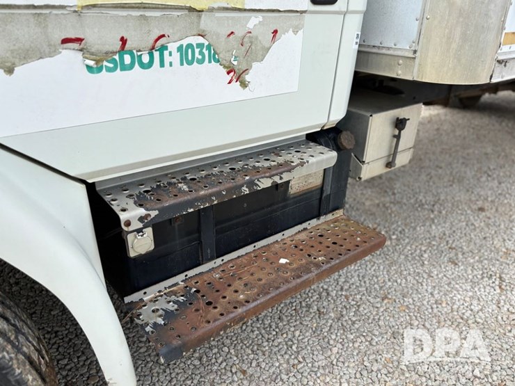 2000-freightliner-fl70-image-24