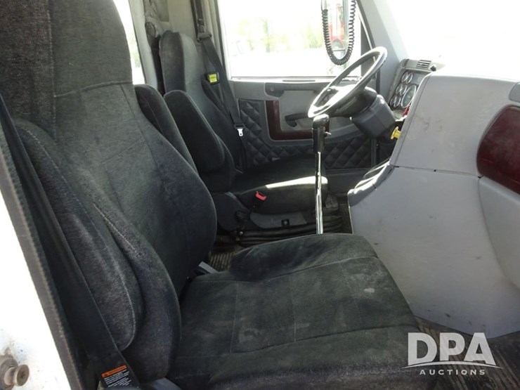 2017-freightliner-coronado-day-cab-glider-truck-(pz13993,-unit-725)-image-87