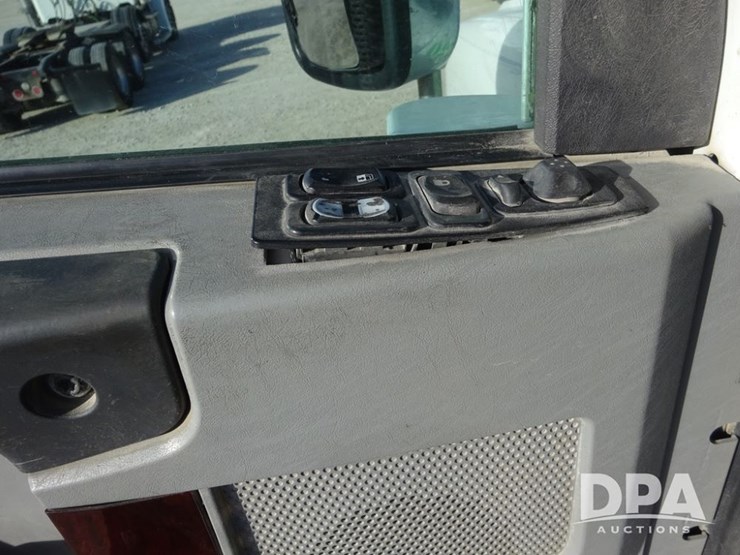 2016-freightliner-coronado-day-cab-glider-truck-(pz13982,-unit-720)-image-90