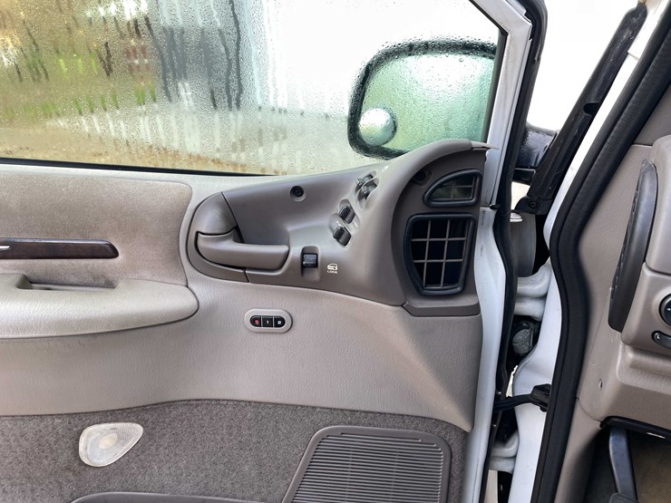 1999-chrysler-town-&-country-image-146