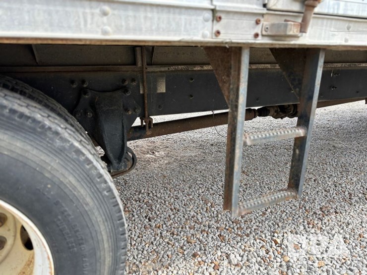 2000-freightliner-fl70-image-37