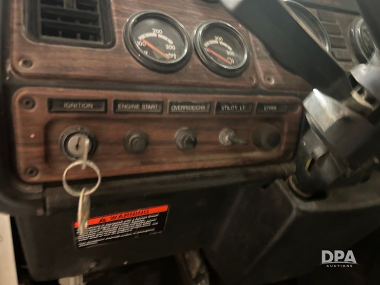 1999-freightliner-fld120-image-45