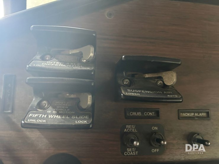 1999-freightliner-fld120-image-38