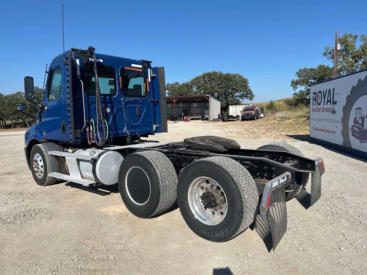 2021-freightliner-cascadia-116-image-2