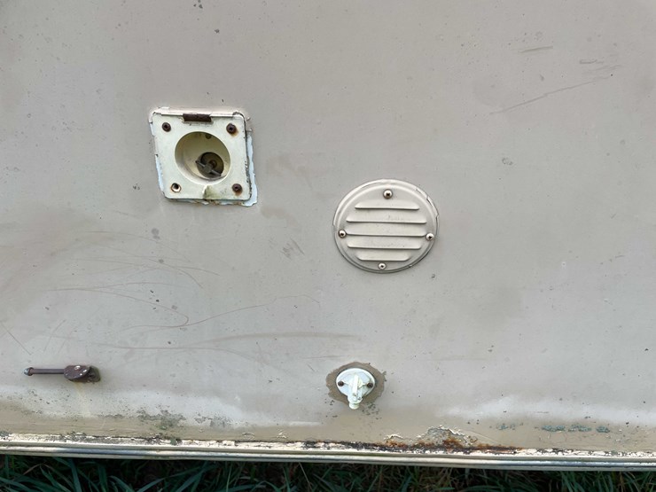 #8044-•-1986-3-horse-gooseneck-camper-trailer-(no-title)-image-29