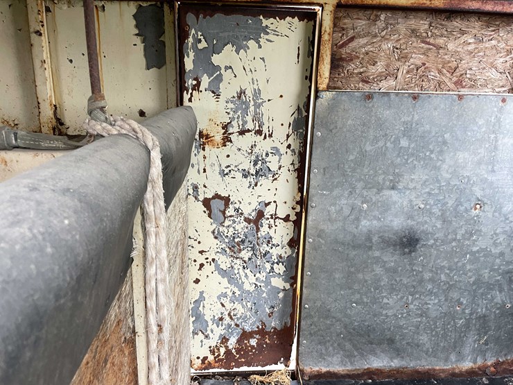 #8038-•-single-axle-horse-trailer-(no-title)-image-17