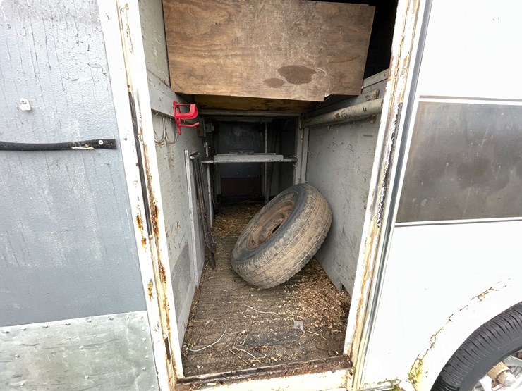 #8044-•-1986-3-horse-gooseneck-camper-trailer-(no-title)-image-49