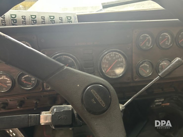 1999-freightliner-fld120-image-43