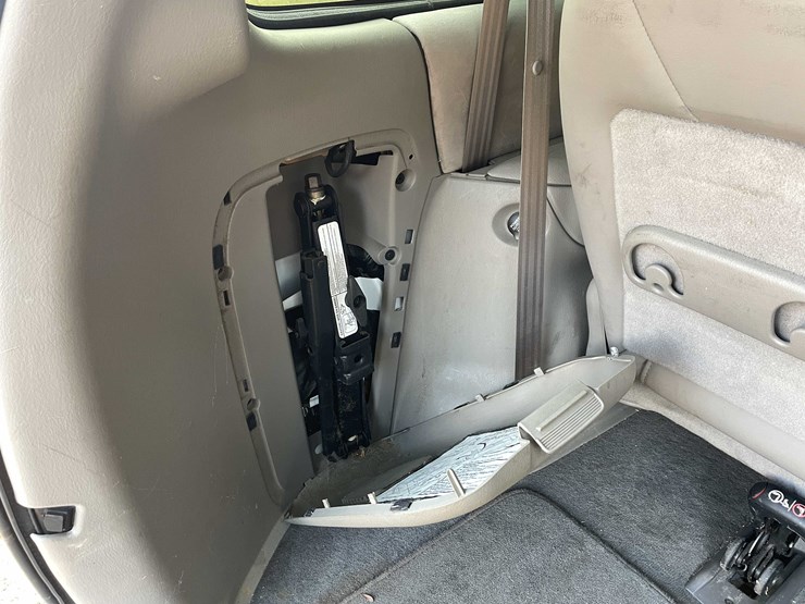 1999-chrysler-town-&-country-image-71