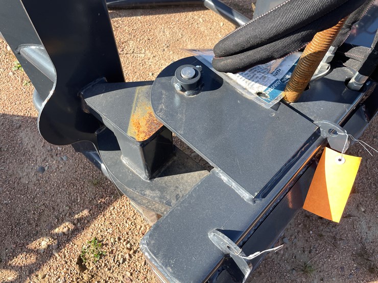 #4085-•-wolverine-skidsteer-bale-squeeze-attachment-image-6