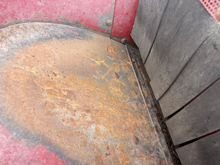 new-holland-354-image-4