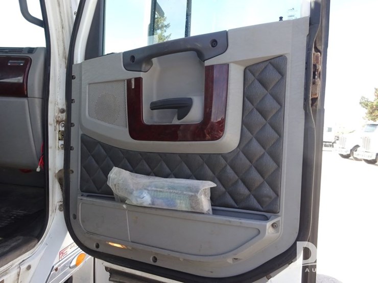 2017-freightliner-coronado-day-cab-glider-truck-(pz13993,-unit-725)-image-86