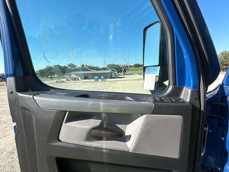 2021-freightliner-cascadia-116-image-10