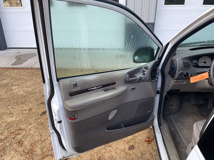 1999-chrysler-town-&-country-image-50