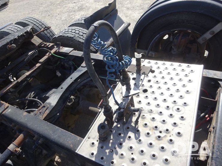 2017-freightliner-coronado-day-cab-glider-truck-(pz13993,-unit-725)-image-70