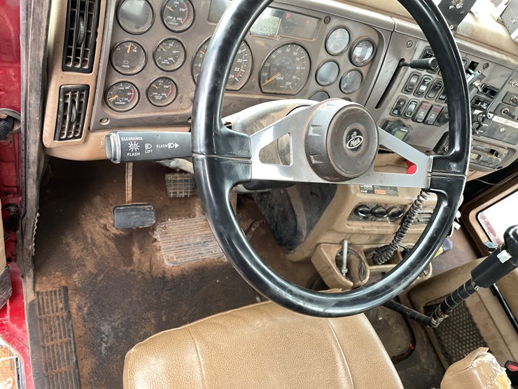 #1000-•-2005-mack-semi-tractor-(has-mi-title)-image-30