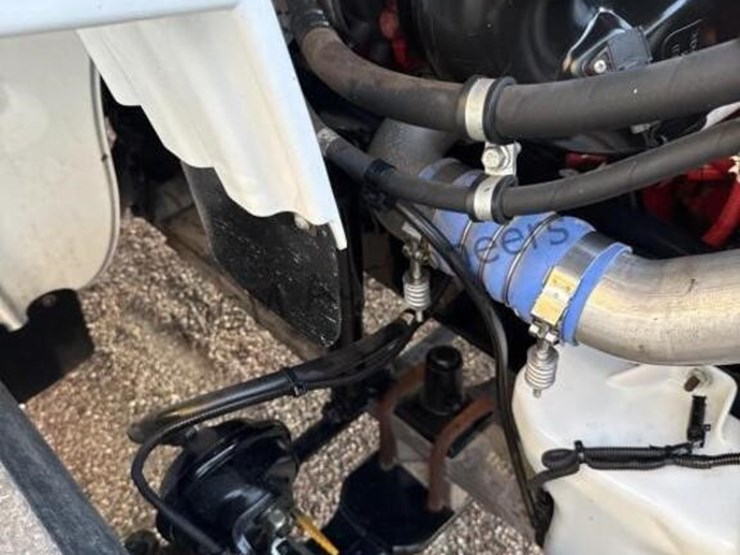 2012-freightliner-m2-106-image-38