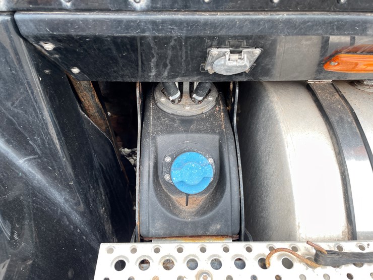 #1002-•-2021-international-semi-tractor-(has-mi-title)-image-37