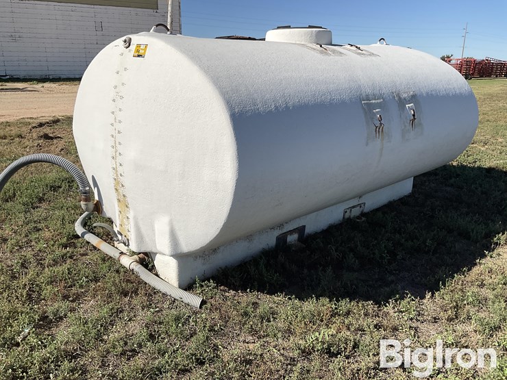 1600-gallon-liquid-fertilizer-poly-tank-image-1