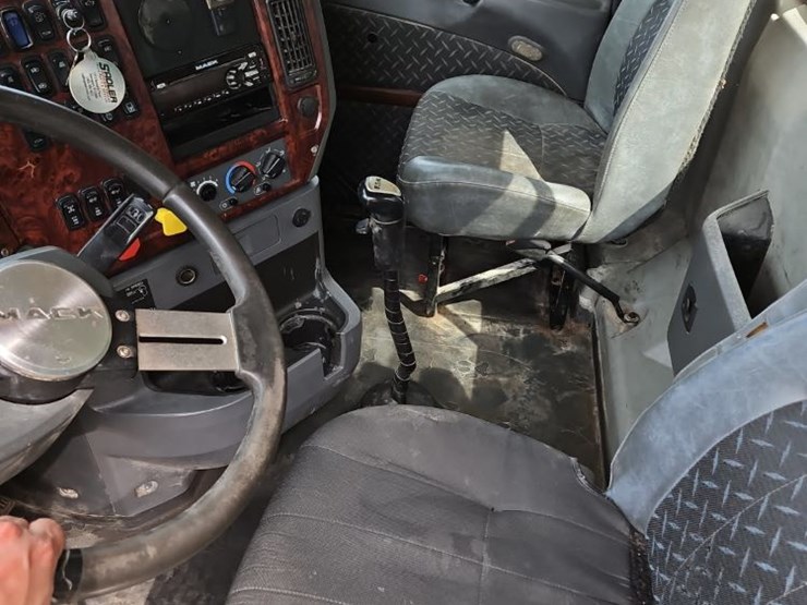 2015-mack-pinnacle-cxu600-truck-(jm647)-image-9