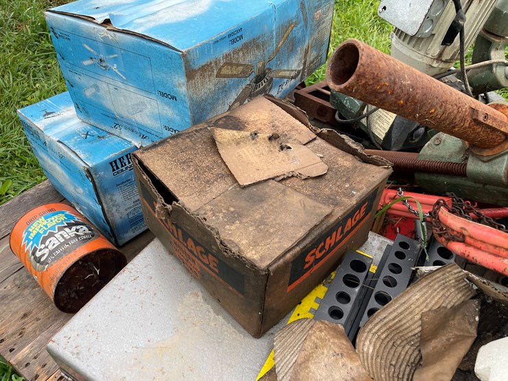 #8125-•-pallet-of-misc-image-19