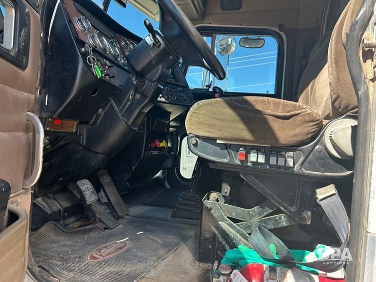 2004-peterbilt-379-image-34