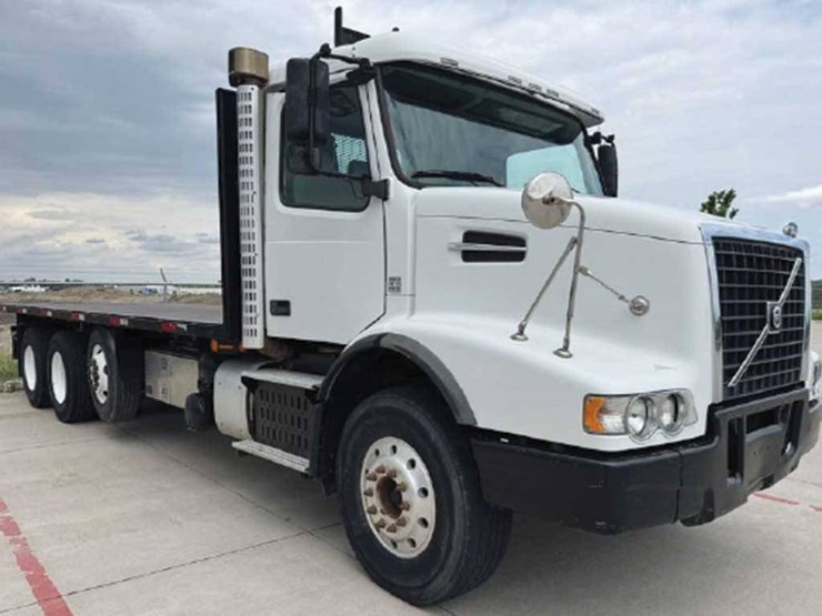 2012-volvo-vhd-image-1