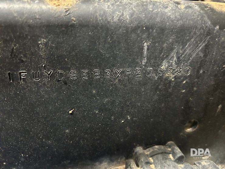 1999-freightliner-fld120-image-30