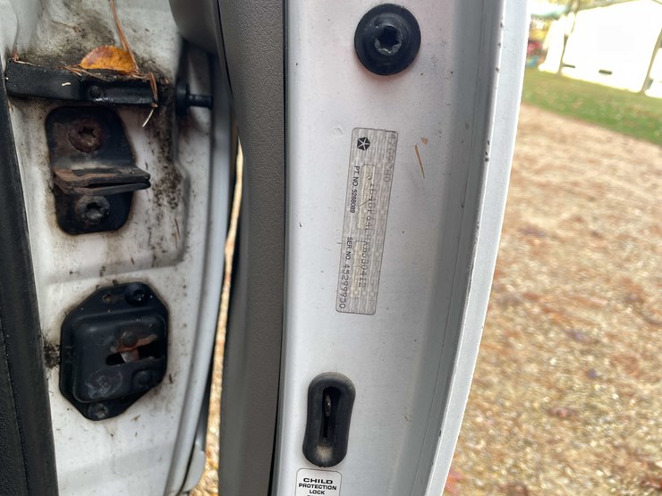 1999-chrysler-town-&-country-image-61